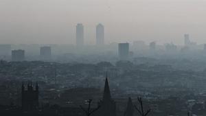 Imatge de la ciutat de Barcelona sota una densa capa de contaminació, des de la carretera de les Aigües, ahir.