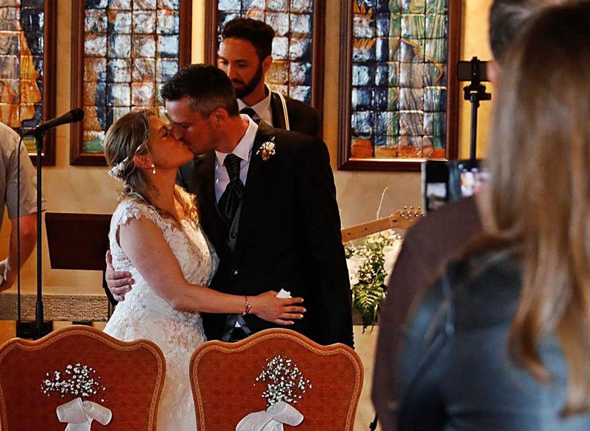 Arriba, el matrimonio en la ceremenonia. A la izquierda, la novia con su hermano Erik. Abajo, el novio con su madre Annik Salaun. Abajo, a la izquierda, los novios reciben las felicitaciones de familiares y amigos tras la celebración. |