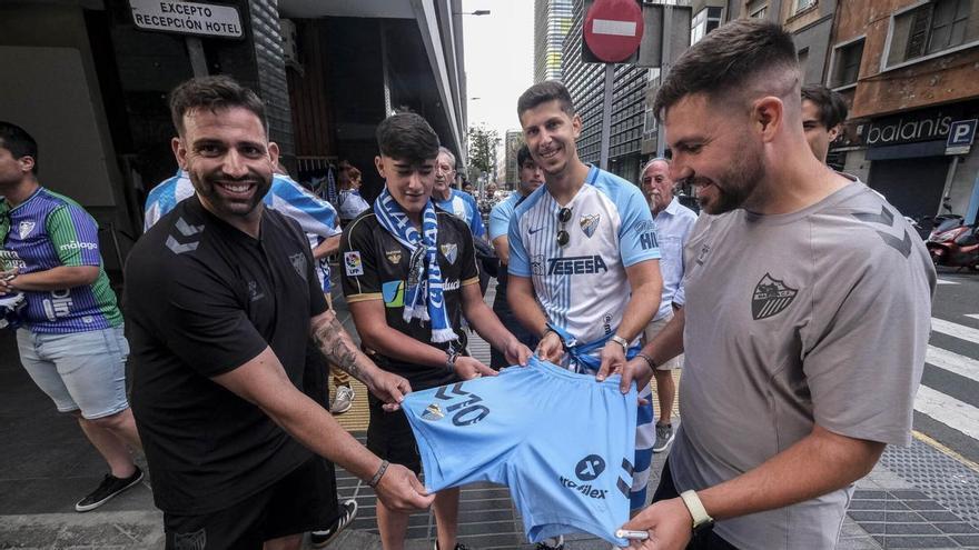 Aficionados del Málaga reciben al equipo en Gran Canaria