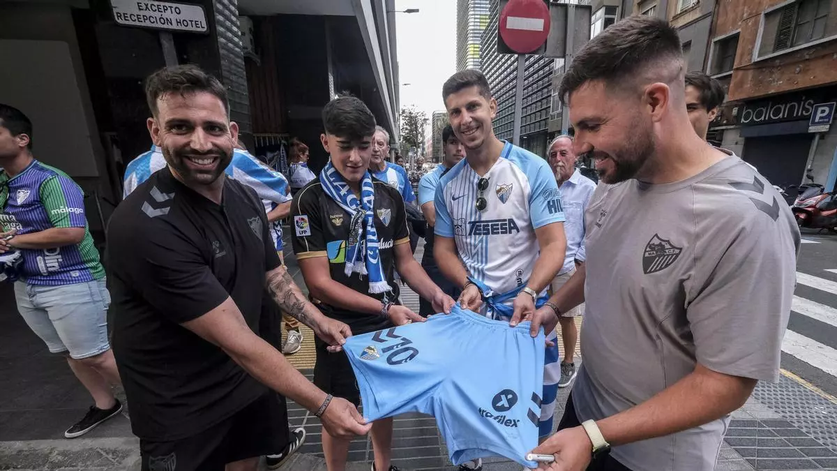 Gritos en Las Canteras de la afición del Málaga antes de medirse a la UD Las Palmas: «¡Vamos a subir!»
