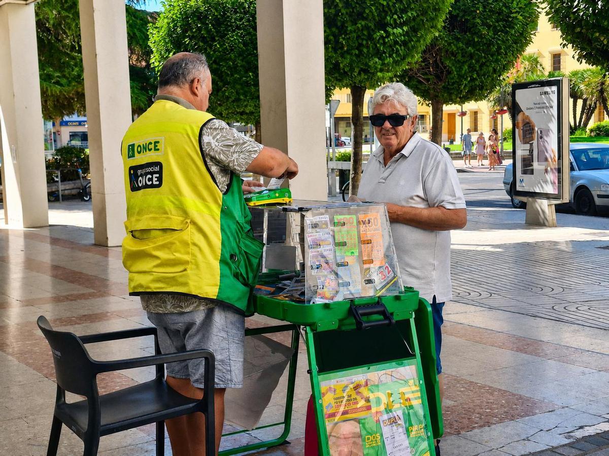 Antonio Jiménez atiende a un cliente mientras continúa el reparto de gafas homologadas.