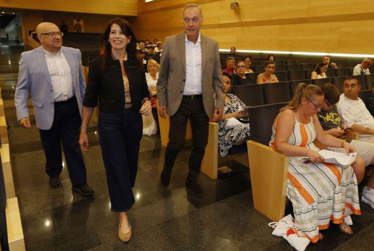 La conselleira entra en el salón de actos. | G. S.