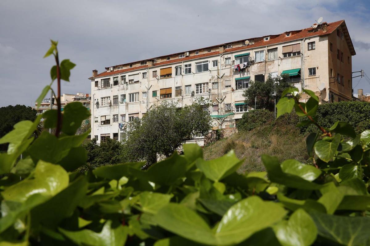 Edificio El Barco de Esplugues, desalojado el lunes por riesgo de derrumbe y en el que actualmente cinco vecinos se niegan a salir.