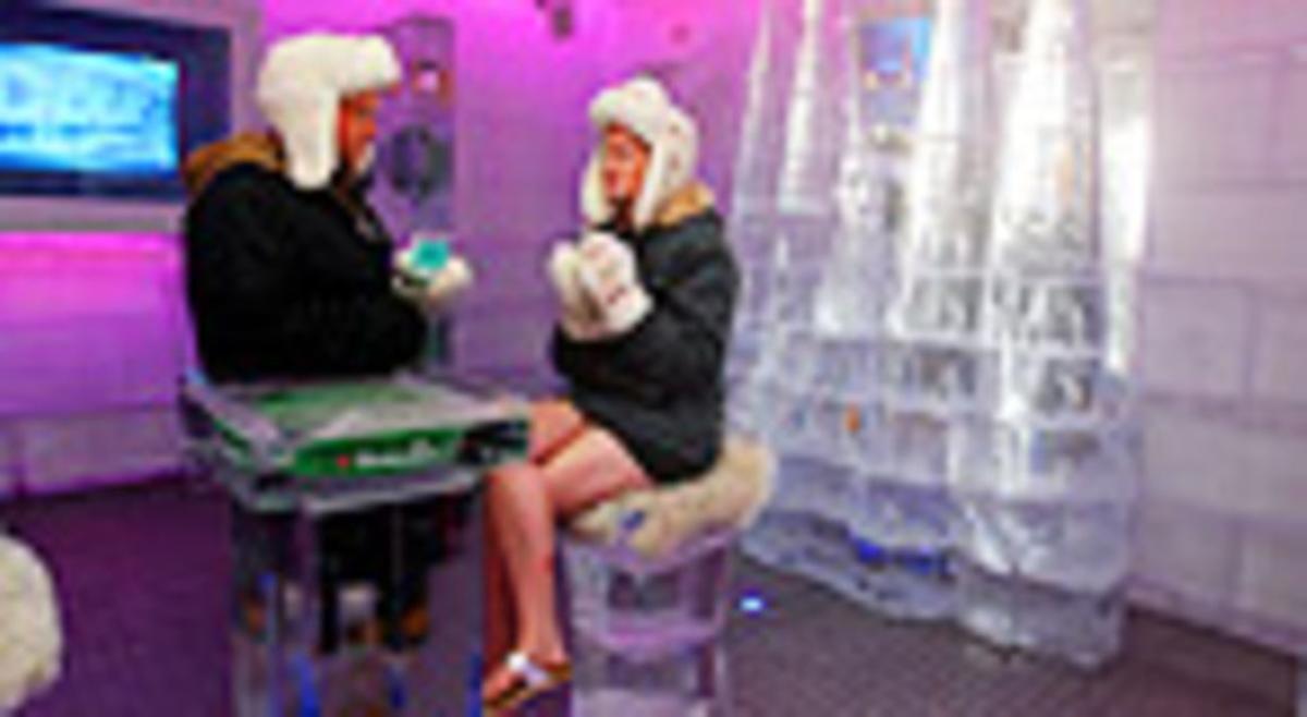 Dos clients prenen una copa a l’Ice Bar barceloní. Dos clients prenen una copa a l’Ice Bar barceloní.