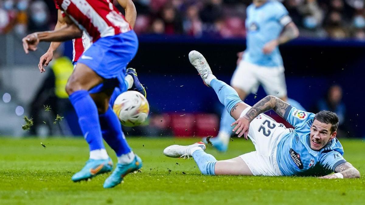 Santi Mina trata de rematar desde el suelo en un partido ante el Atlético de Madrid. |  // LOF