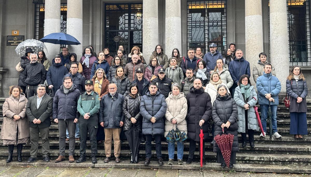 Minuto de silencio ante la Subdelegación del Gobierno en Pontevedra este lunes.