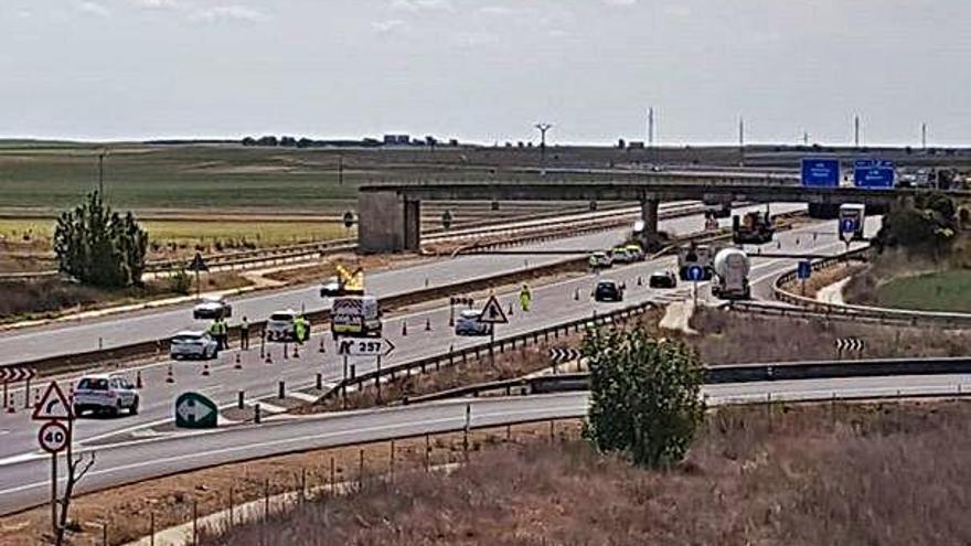 Carreteras cortó ayer parcialmente uno de los carriles de la A-6.