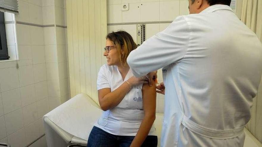 Campaña de vacunación de la gripe en Vilagarcía. // Iñaki Abella