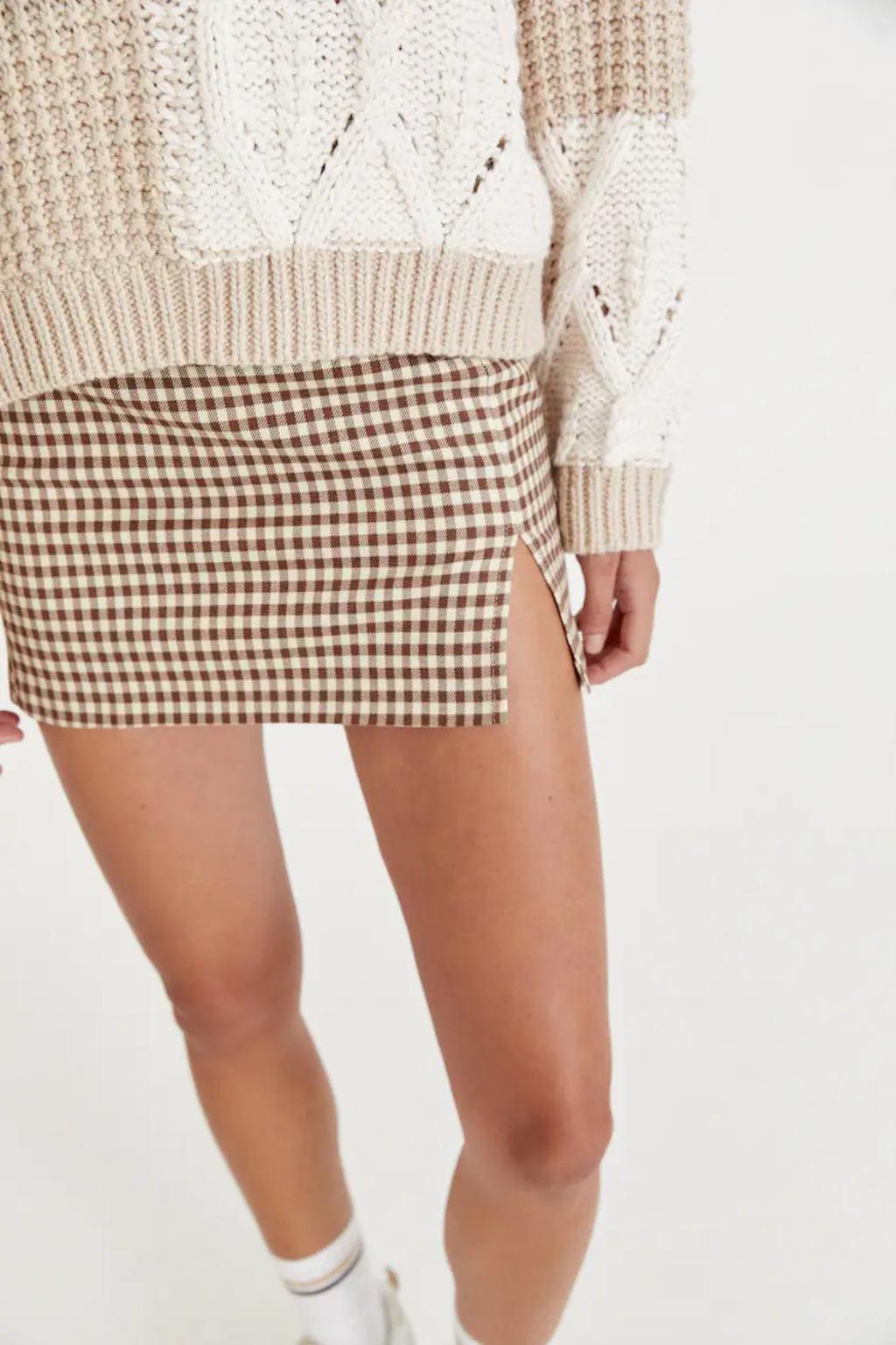 Modelo con falda vichy de Pull&amp;Bear