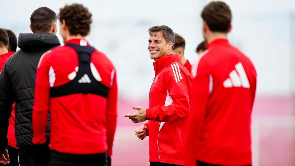 César Azpilicueta regresa a la dinámica grupal del Sevilla FC