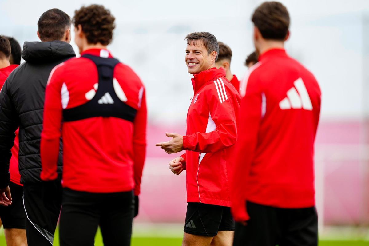 César Azpilicueta regresa a la dinámica grupal del Sevilla FC