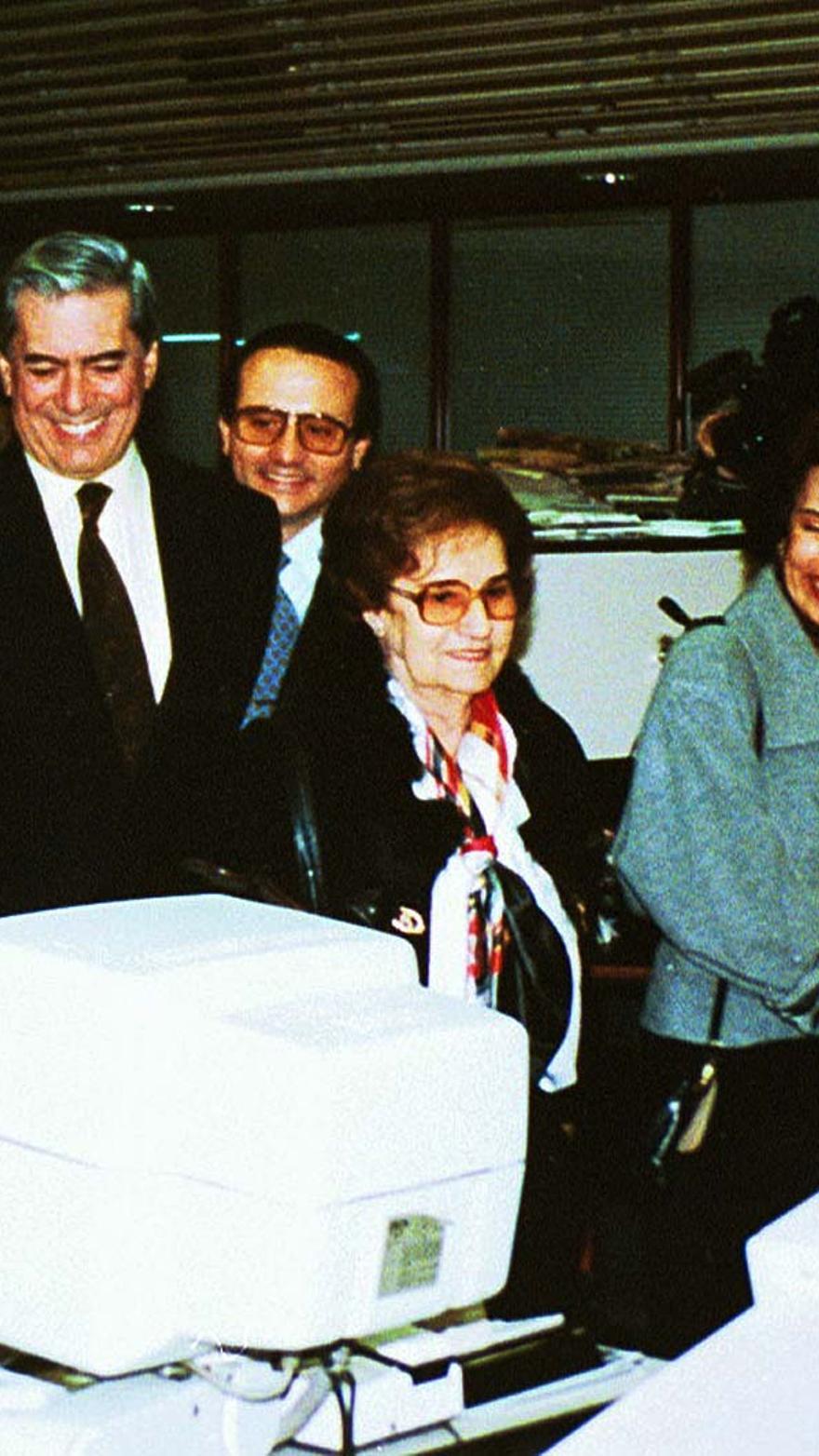 Vargas Llosa con Corín Tellado y Javier Moll en su visita a LA NUEVA ESPAÑA en 1993