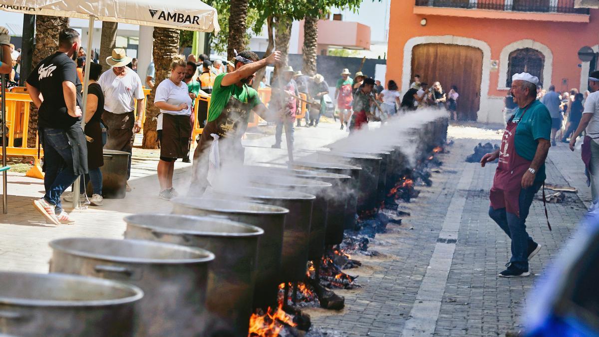 Las populares calderas volverán a reunir a los vecinos de la Pobla de Farnals durante sus fiestas.