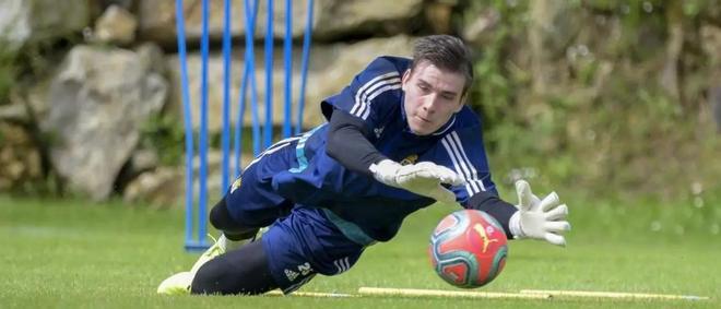 Lunin, en su etapa en el Oviedo.