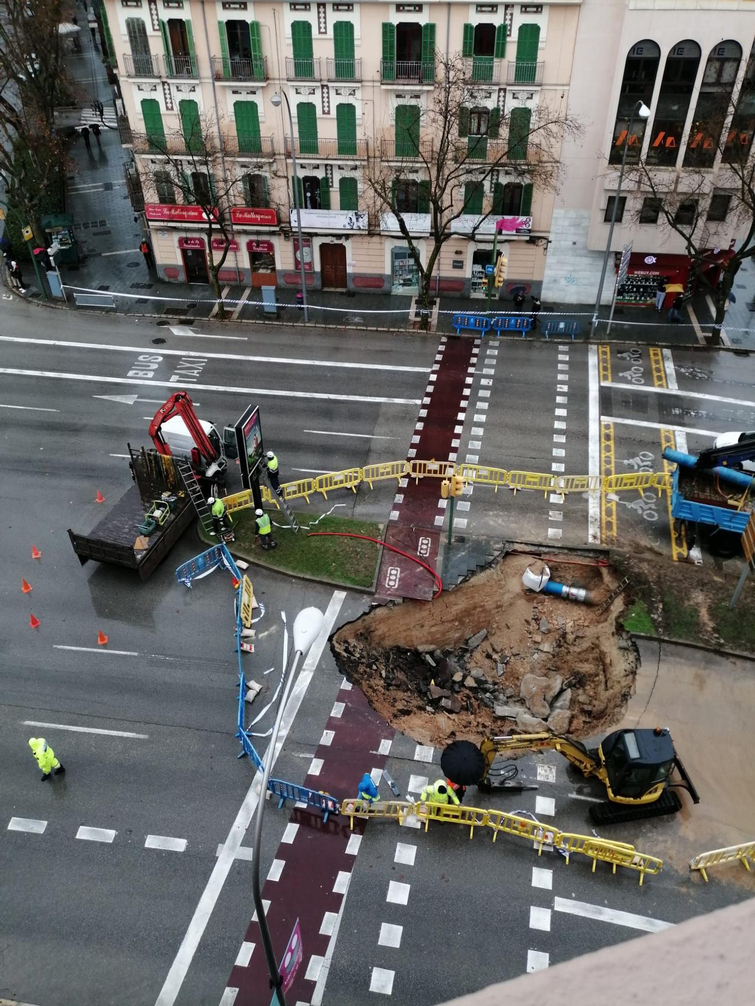 FOTOS | La borrasca Juliette provoca un socavón en las avenidas de Palma