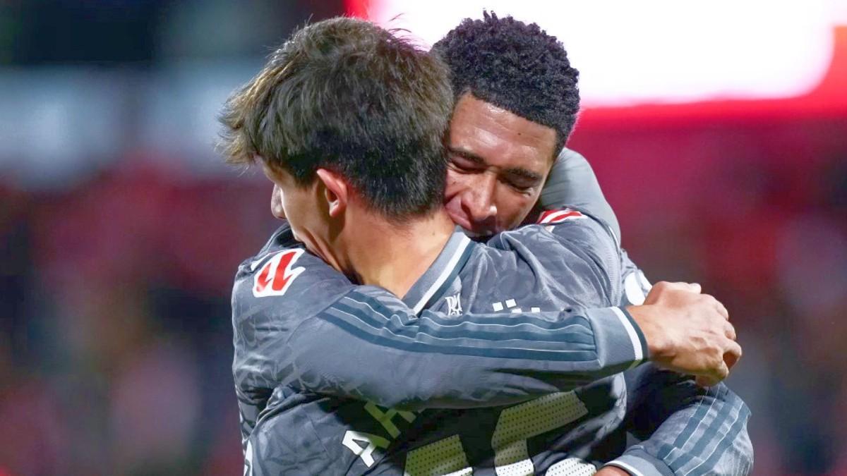 Abrazo entre Bellingham y Güler