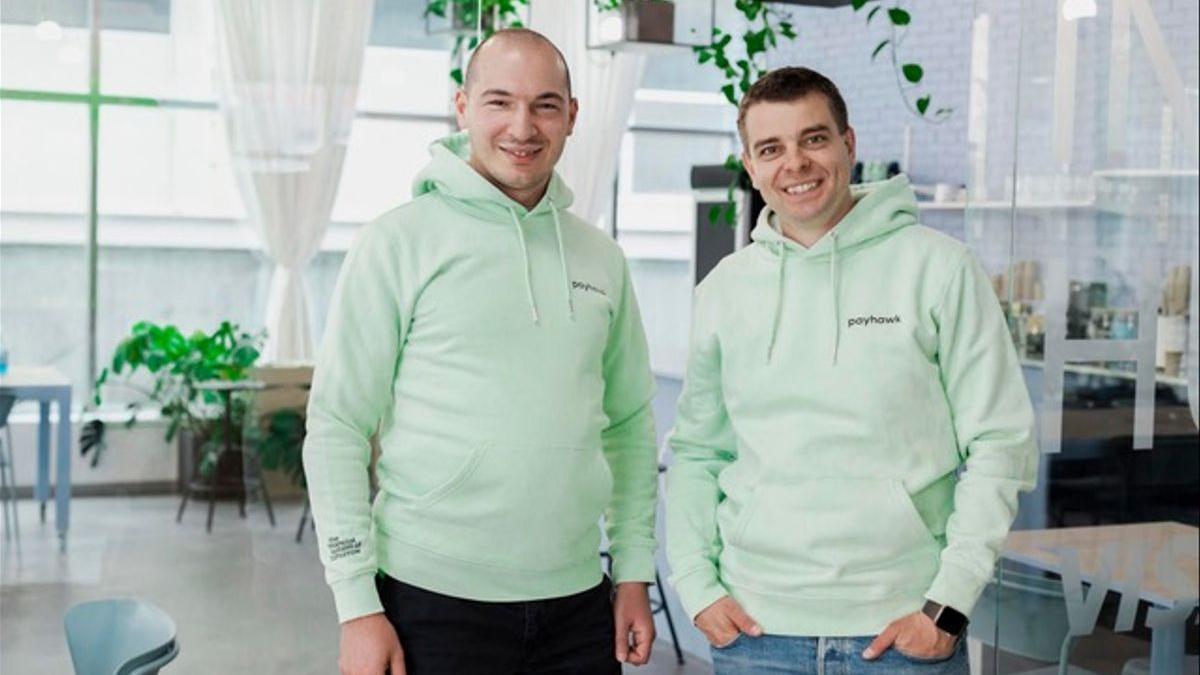 De izquierda a derecha: Boyko Karadzhov, Co-founder &amp; CTO de Payhawk y Hristo Borisov, Co-founder &amp; CEO de Payhawk.