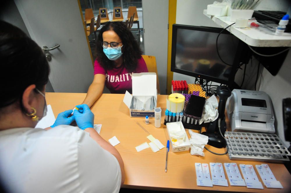 El Hospital do Salnés inicia los test a los docentes con 24 horas de retraso