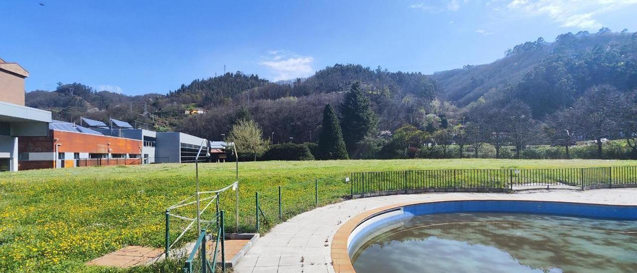 Los terrenos de Vega de Arriba, donde se harán las nuevas piscinas al aire libre.