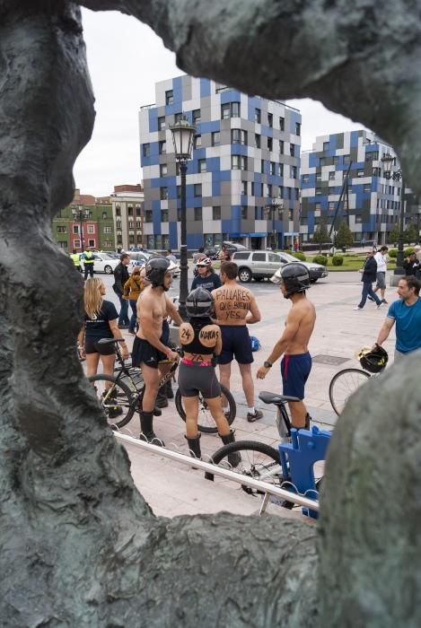 Los bomberos protestan en bicicleta y ropa interior por las calles de Oviedo