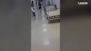 El pasillo infinito de camas rotas sin reparar en los sótanos del hospital La Fe de València