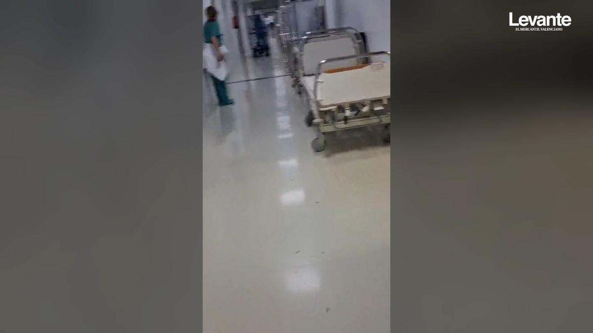 Camas rotas acumuladas en un pasillo de La Fe.