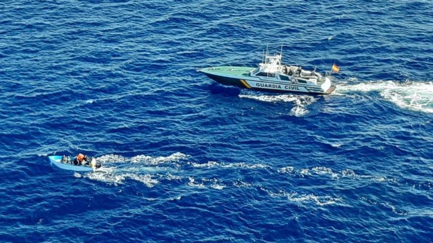 Archivaufnahme: Die Guardia Civil stößt auf ein Flüchtlingsboot vor Cabrera.
