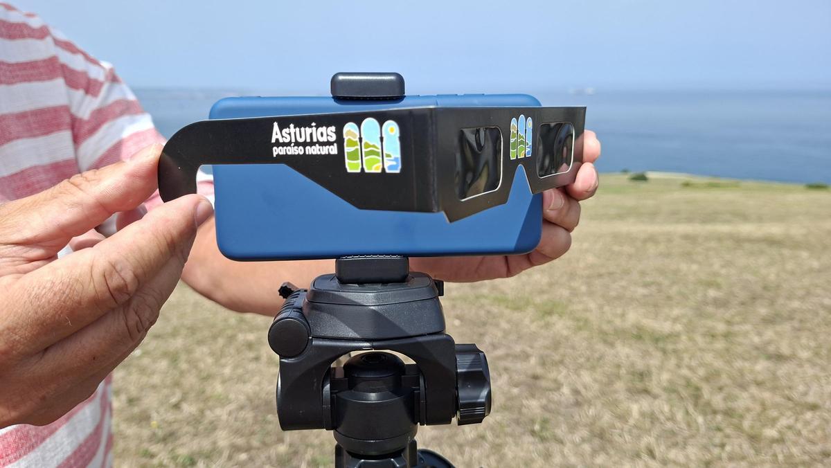 Una gafas homologadas para proteger la óptica de un teléfono móvil.