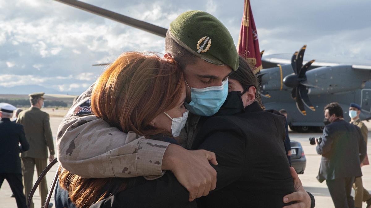 Un soldado de operaciones especiales es recibido por familiares en la vuelta del último contingente español de Afganistán 13-5-2021