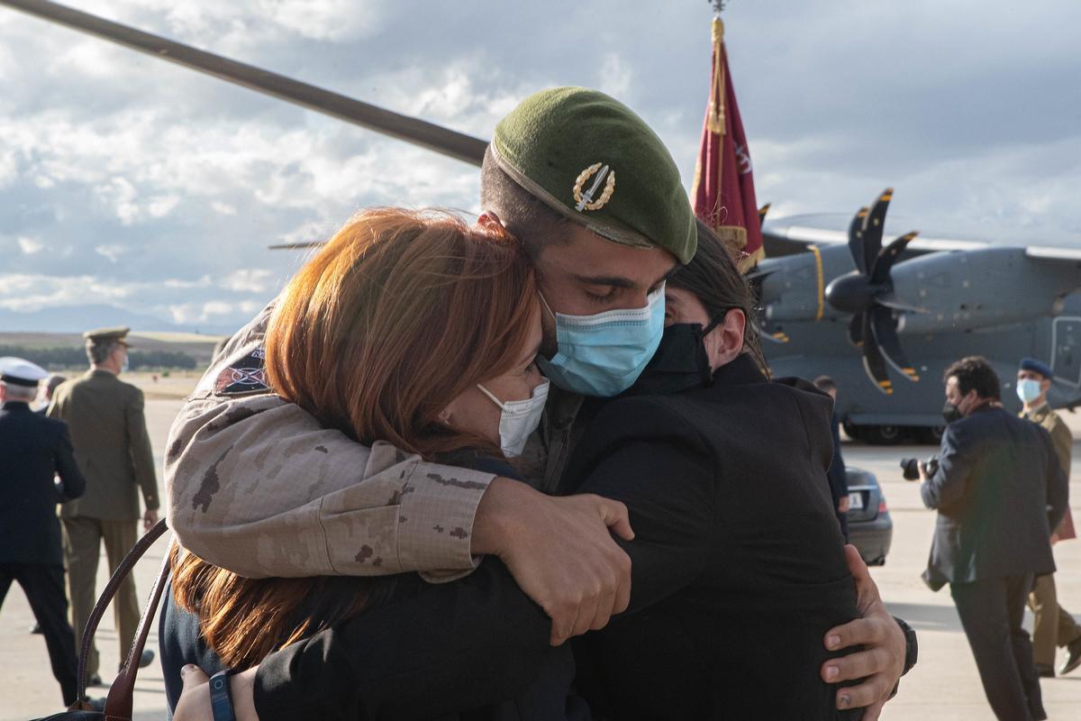 Un soldado de Operaciones Especiales es recibido por familiares en la base aérea de Torrejón (Madrid) en el retorno del último contingente español de Afganistán, el pasado 13 de mayo.