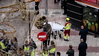 Dos bomberos muertos y 14 heridos por un incendio causado por un coche eléctrico en un garaje de Alcorcón