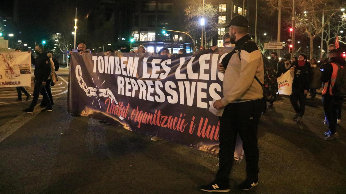 Un centenar de persones demana a BCN la llibertat de Hasél en el primer aniversari del seu empresonament