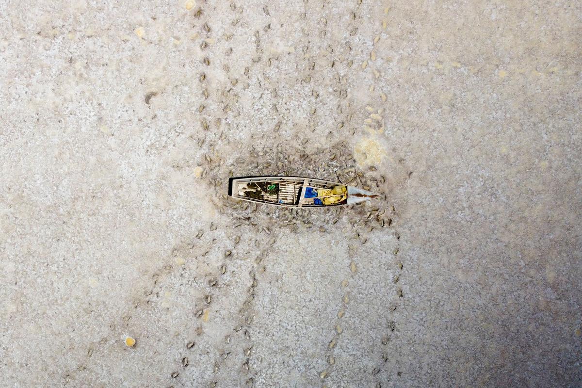 Vista aérea de un bote abandonado en un terreno desértico, en el lugar donde antaño estuvo el lago Poopo, cerca de Punaca Tinta María, Bolivia. Imagen del 15 de octubre del 2022.