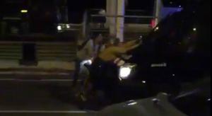 furgons-de-la-brimo-de-mossos-avanant-mentre-tenen-gent-enganxada-a-la-part-frontal---pe