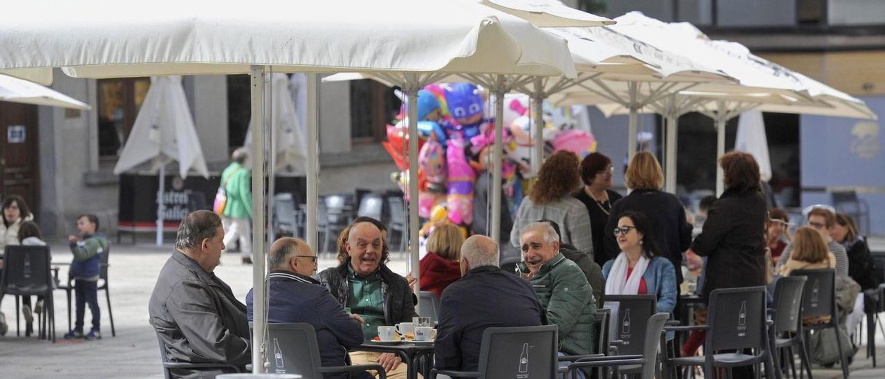 Las terrazas se llenaron por el buen clima y las fiestas de As Dores.