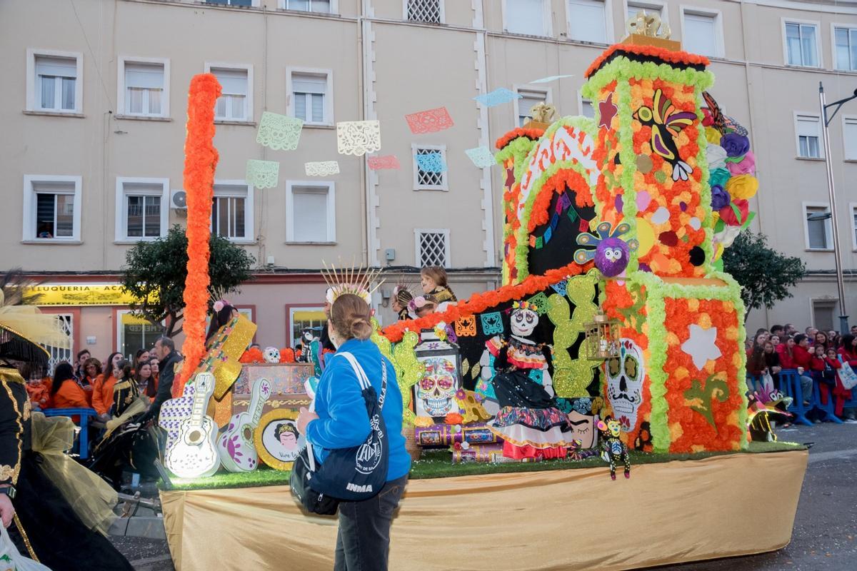 La cabalgata fallera llena de color el Port de Sagunt