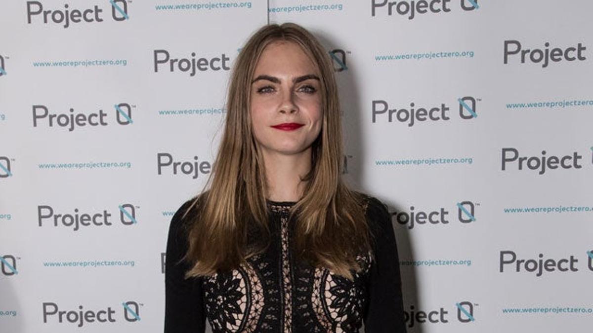 Cara Delevingne se enfada con los 'paparazzi'