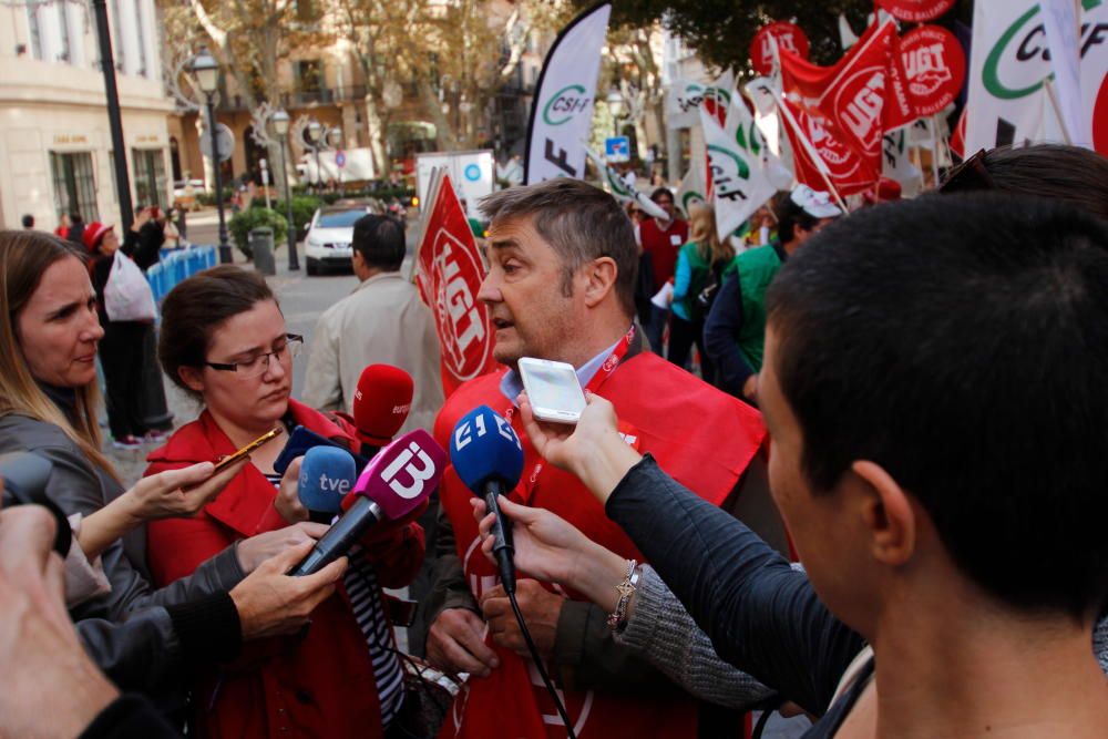 Protesta de funcionarios de Correos en Palma