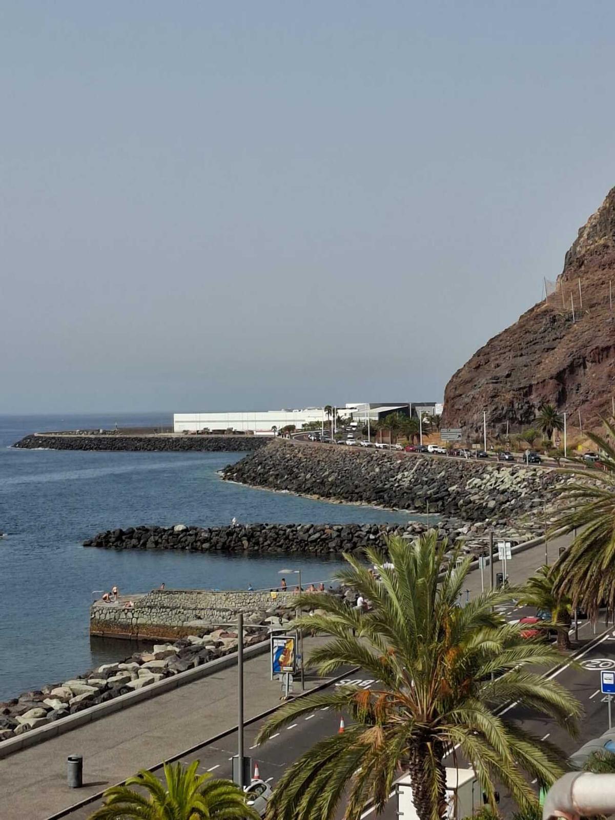 Colas por el carril bus en la playa de Las Teresitas