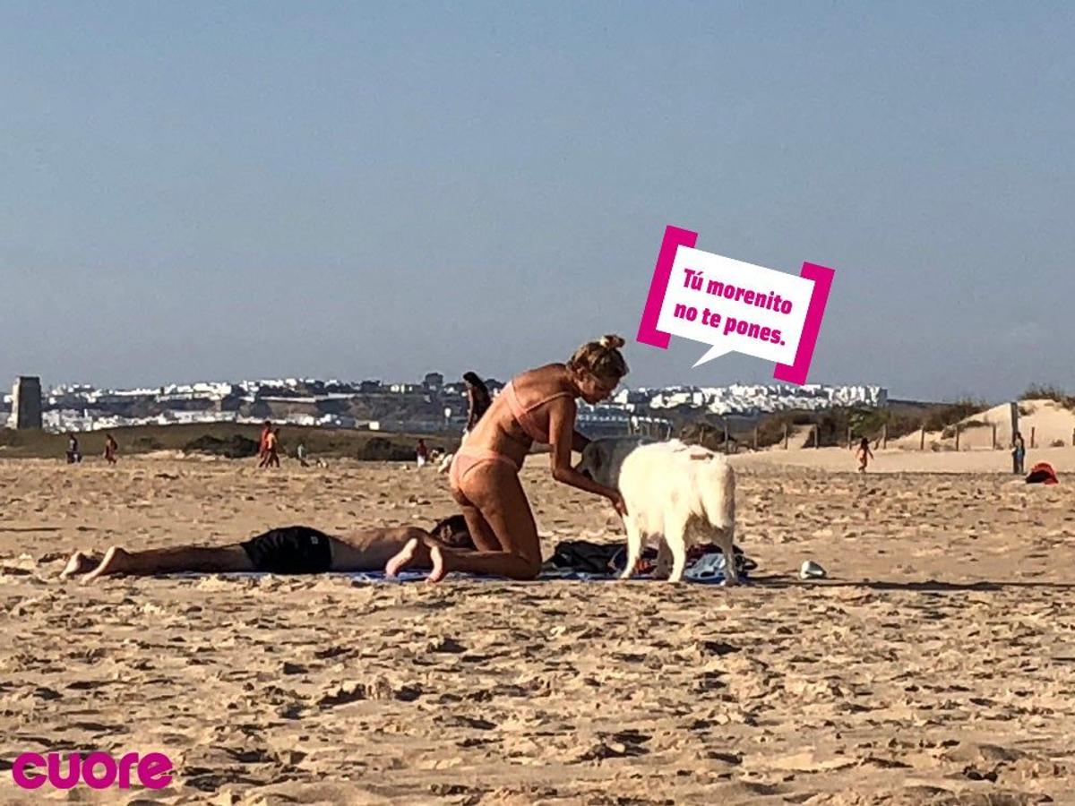 Blanca Suárez también se lleva al perro a la playa