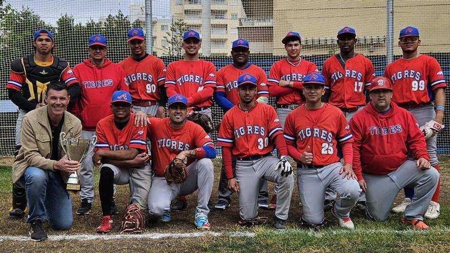 El concejal de Deportes y Tigres de Gandia posan con el trofeo internacional