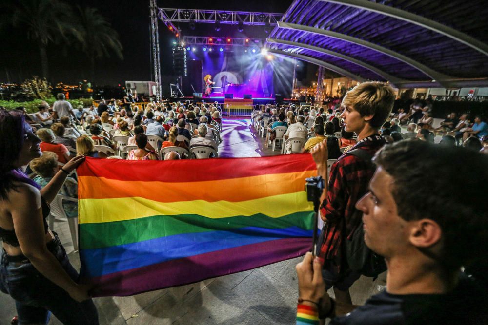 Cientos de personas participan en el primer Día del Orgullo en un acto festivo y reivindicativo de la diversidad sexual.