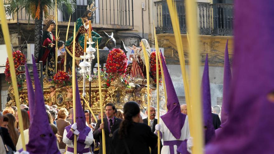 En la liturgia católica comienza el Domingo de Ramos con una Eucaristía marcada en lo que de diferente y simbólica tiene como es una procesión de Ramos». En la imagen, Pollinica.