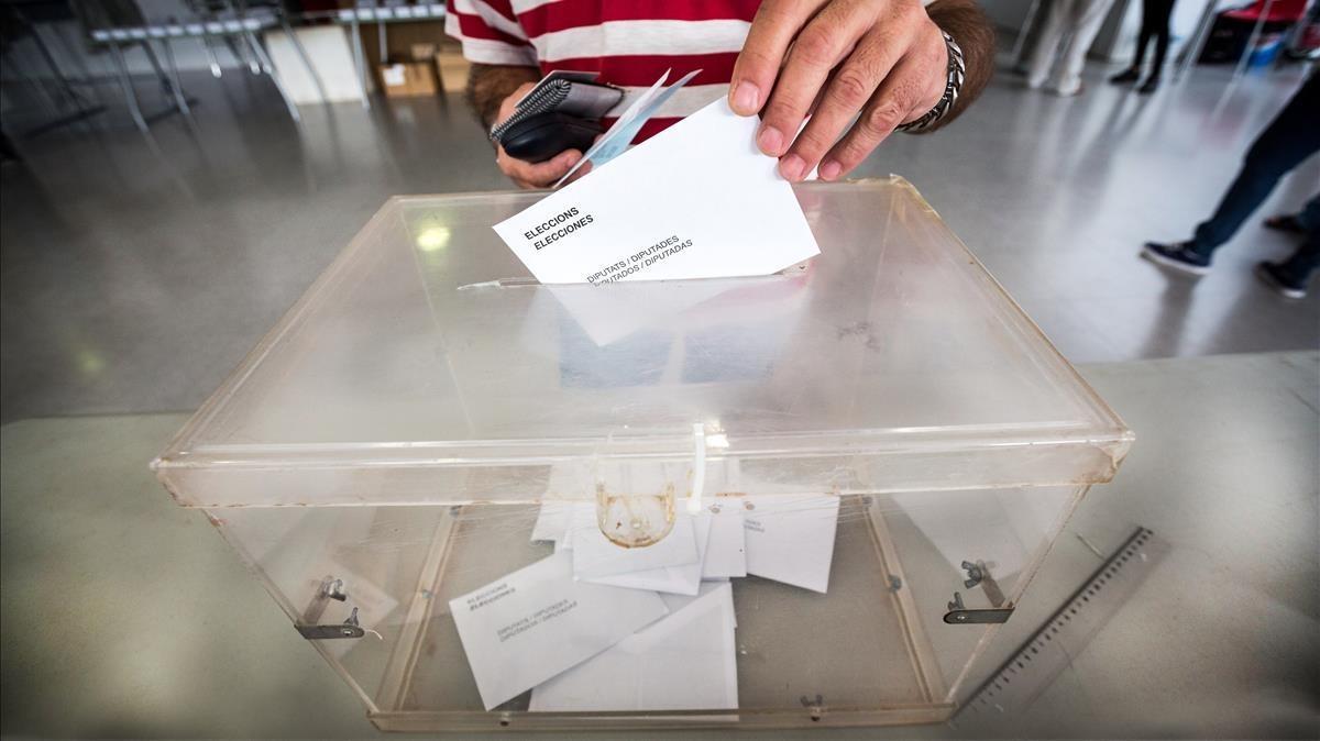 Un ciudadano deposita su voto. Un ciudadano deposita su voto.