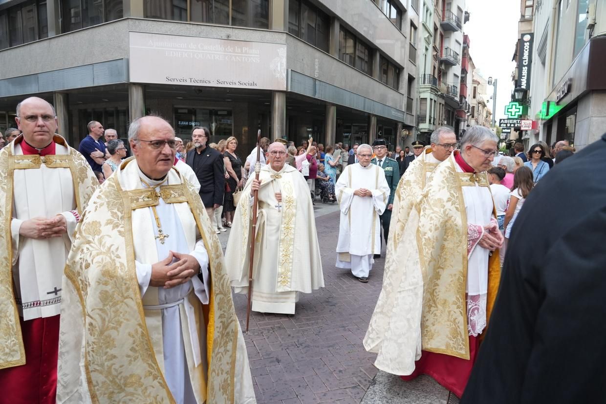 Castelló recibe con honores al Santísimo en la procesión del Corpus Christi