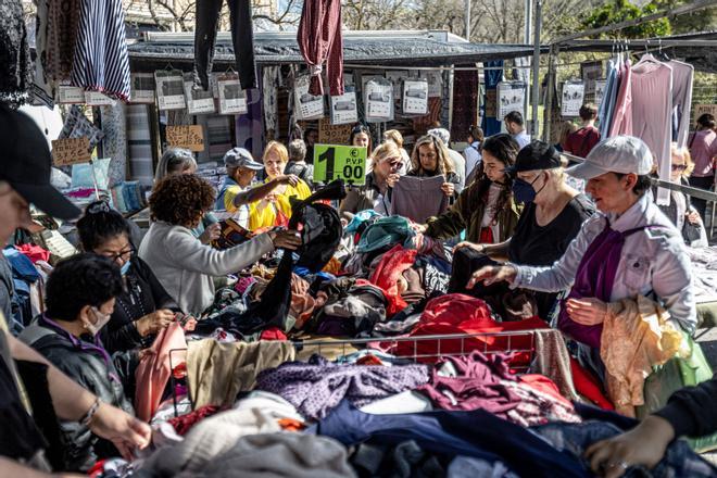 Mercadillo de ropa a 1 y 2 euros: solo este fin de semana en este barrio de Barcelona