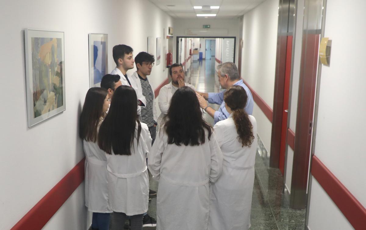 Un grupo de médicos residentes con su tutor en el Complexo Hospitalario de Santiago, en una imagen de archivo.