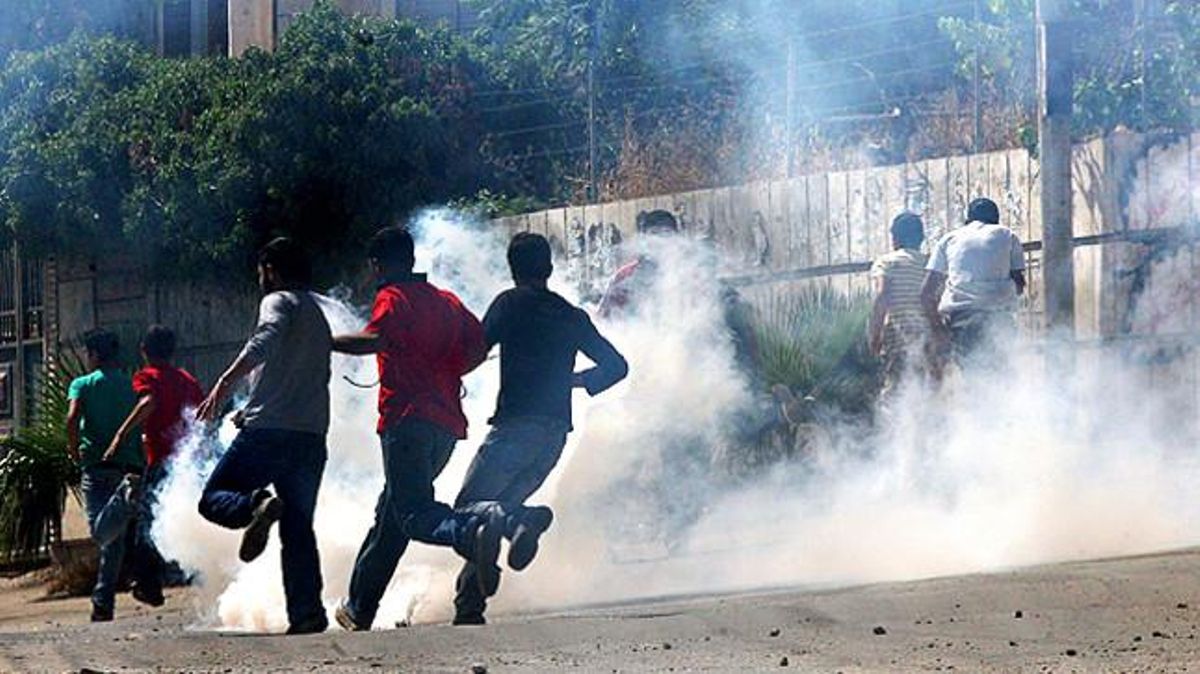 També hi va haver disturbis a Cisjordània. A la foto, uns palestins corren per evitar els gasos lacrimògens llançats per l’exèrcit sionista.
