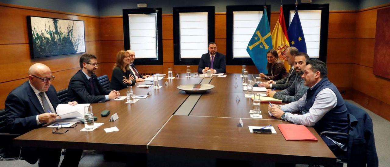 Por la izquierda, el director general de Industria, Juan Carlos Aguilera; Enrique Fernández; la consejera de Hacienda, Ana Cárcaba; el vicepresidente Juan Cofiño; el presidente de Asturias, Adrián Barbón; María Calvo; Alberto González, director genetral de FADE; José Manuel Zapico y Javier Fernández Lanero. |