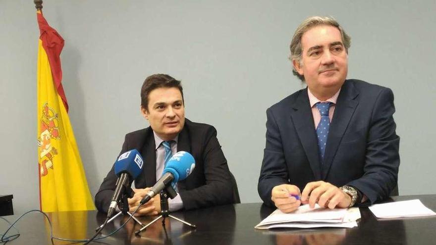 Por la izquierda, Pedro de Rueda y Carlos Rodríguez de la Torre, ayer, en la sede del PP.